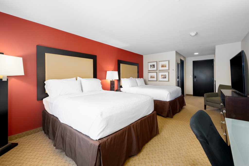 Standard Double Queen Bed Room | Dine In And Enjoy At Holiday Inn | Image #3/5 | 