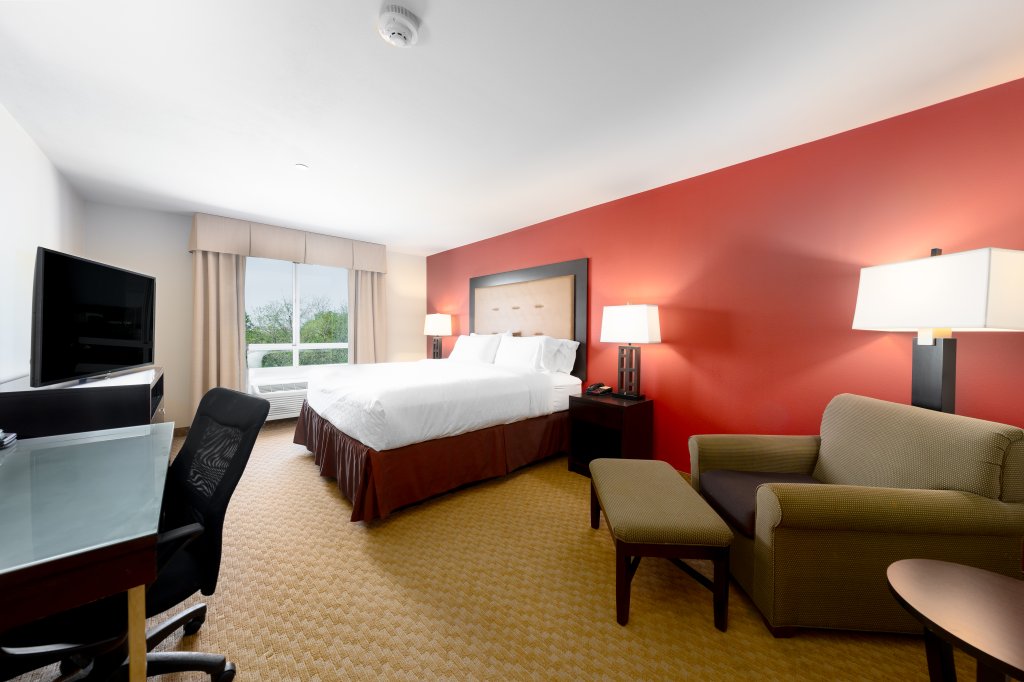 Standard King Bed Room | Dine In And Enjoy At Holiday Inn | Image #2/5 | 
