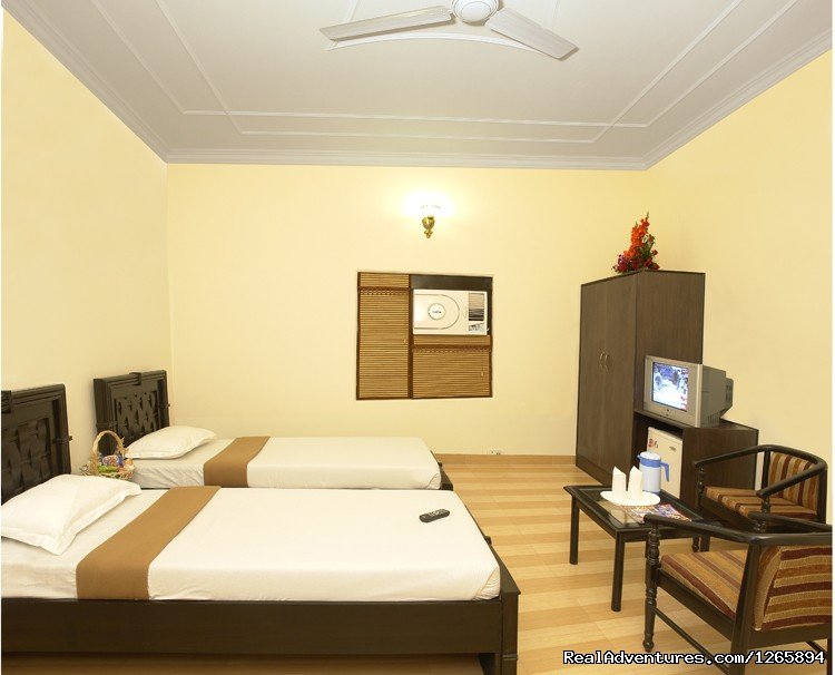 Deluxe A/c Twin bed room | Taj Homestay Agra | Image #6/8 | 