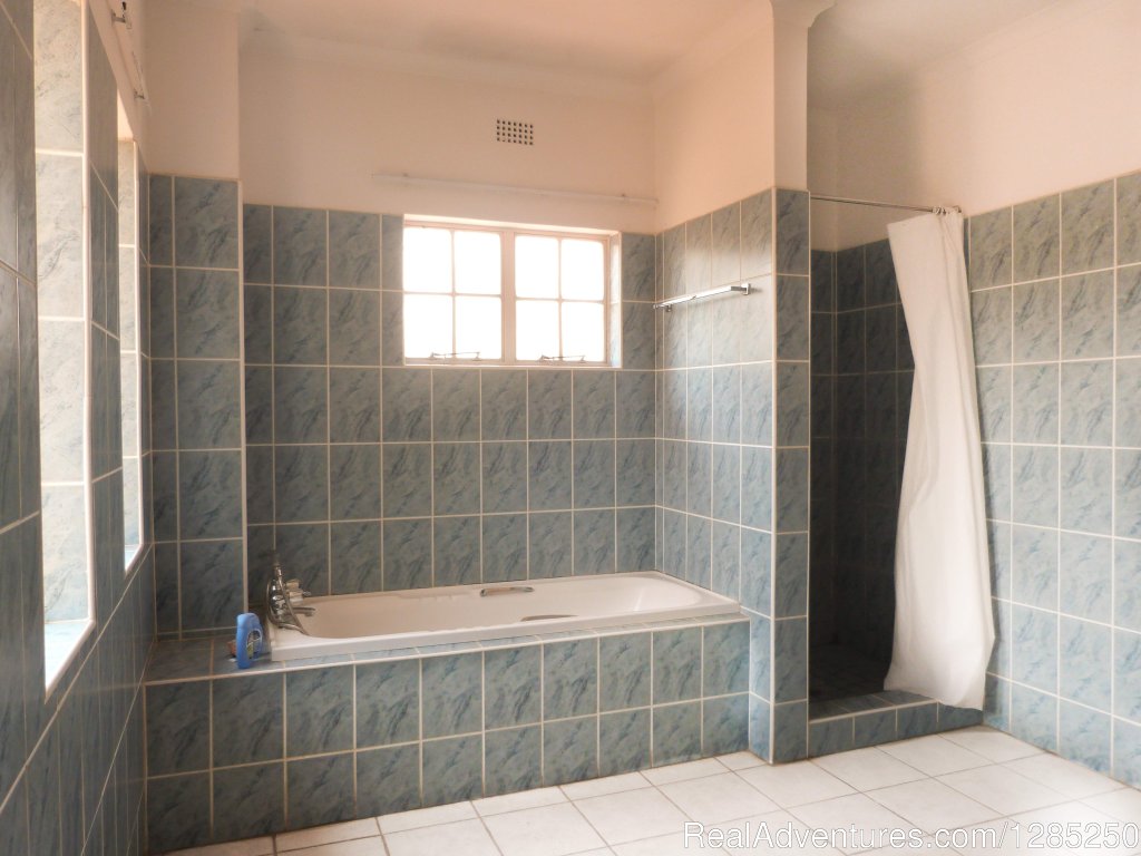 Master En-suite Bathroom | Stunning Italian-style Villa | Image #8/10 | 