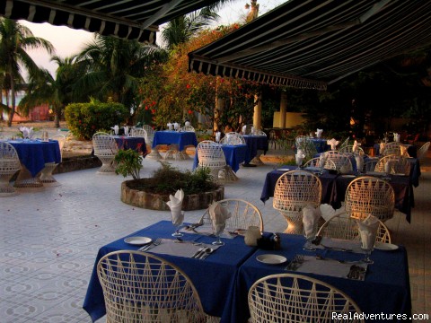 Charela Inn: Alfresco dinning by the sea