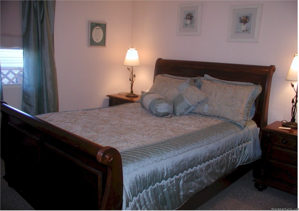 Small House bedroom with Queen bed | A Bed and Breakfast Inn on Minnie Street | Image #11/13 | 