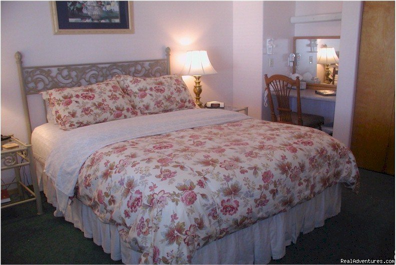 Standard Queen room with a shared bathroom | A Bed and Breakfast Inn on Minnie Street | Image #9/13 | 