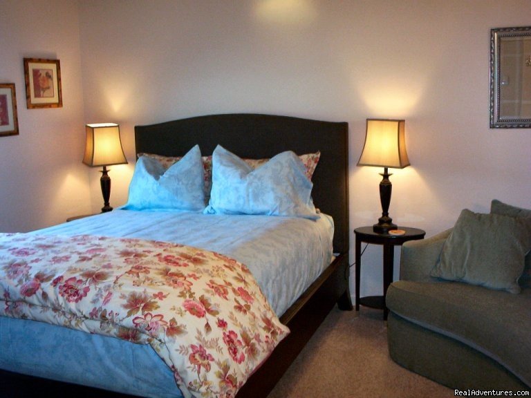 Premium Queen room with private bathroom | A Bed and Breakfast Inn on Minnie Street | Image #5/5 | 