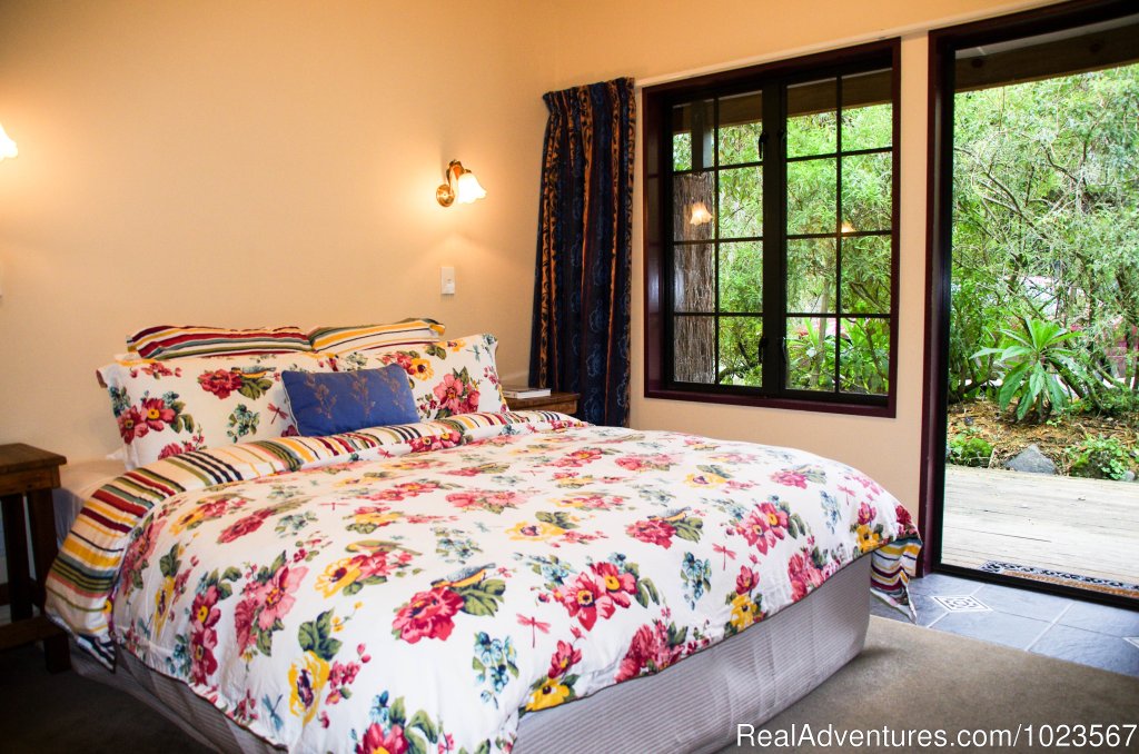 Deluxe Guest Room | River Valley Lodge | Image #5/11 | 