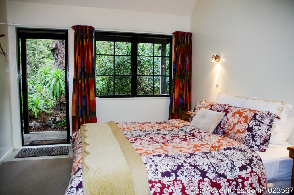Riverside Deluxe Guest Room | River Valley Lodge | Image #6/11 | 