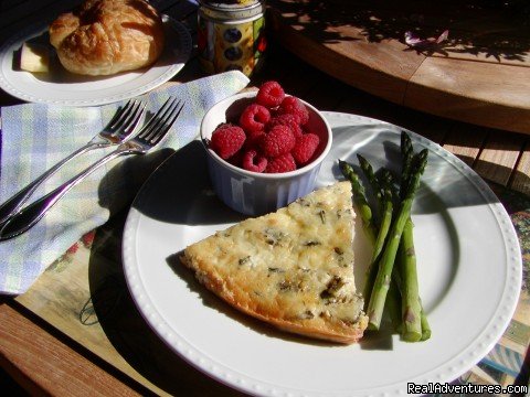 B&B guests enjoy a hot breakfast featuring farm-fresh foods!