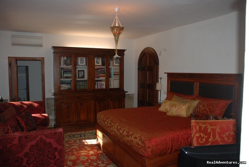 Ground Floor King bedroom | Villa Sant'Andrea Cortona | Image #3/15 | 