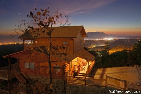 Premier Luxury Cabin Rentals Next To Dollywood: Evening on the Mountain