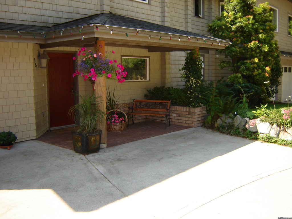 Entrance to Secret Beach B&B | Pamper yourselves at Secret Beach B&B Suites | Gibsons, British Columbia  | Bed & Breakfasts | Image #1/6 | 