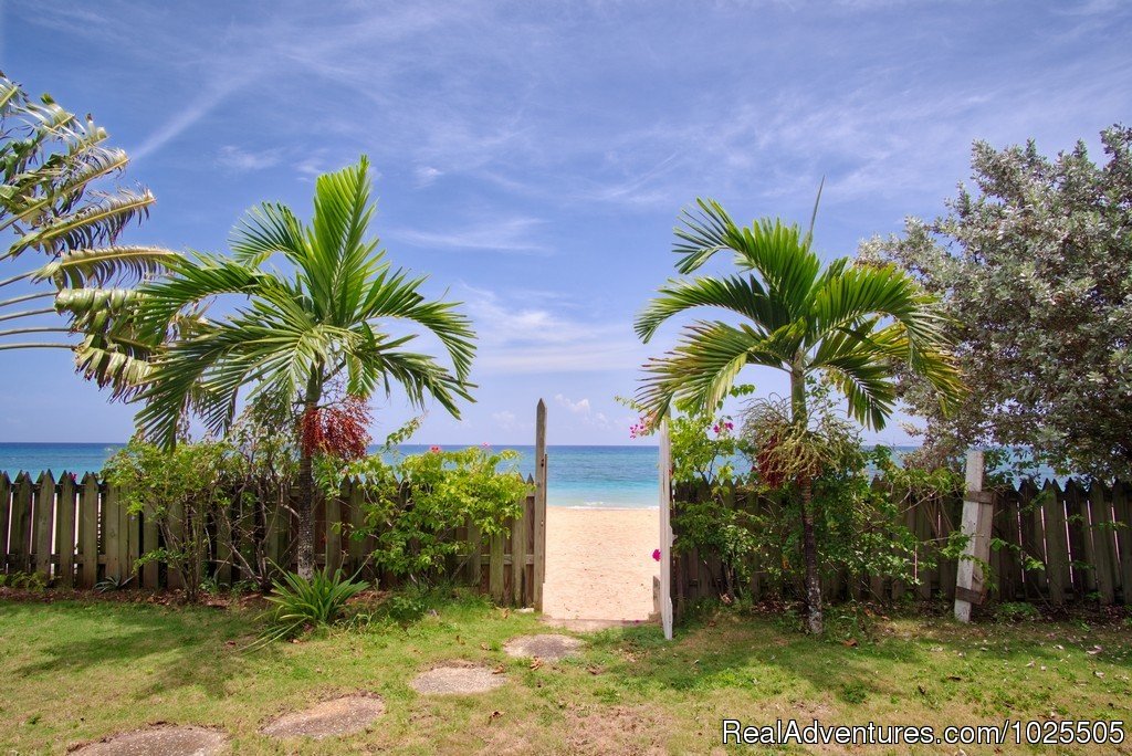 Steps To Beach | 3 Bdr. Beachfront Villa With A Pool,amazing Rate | Image #2/20 | 