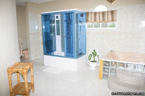 Master bedroom Ensuite bathroom: Double Jacuzzi and shower | Ocho Rios OceanView Villa: Free night | Image #6/8 | 