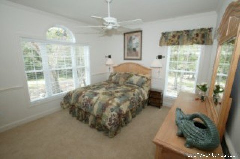 Queen bedroom with bath | Secluded Suwannee River Retreat | Image #7/11 | 