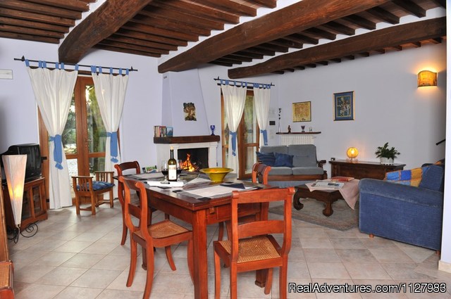 Tuscany 13th century villa selfcatering apartments: Inside of property
