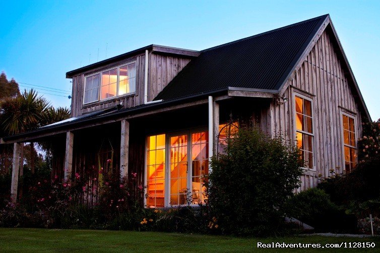 Evening at Kamahi Cottage near Waitomo & Otorohanga | Romantic NZ country cottage: 5-Star B&B  Waitomo | Image #4/15 | 