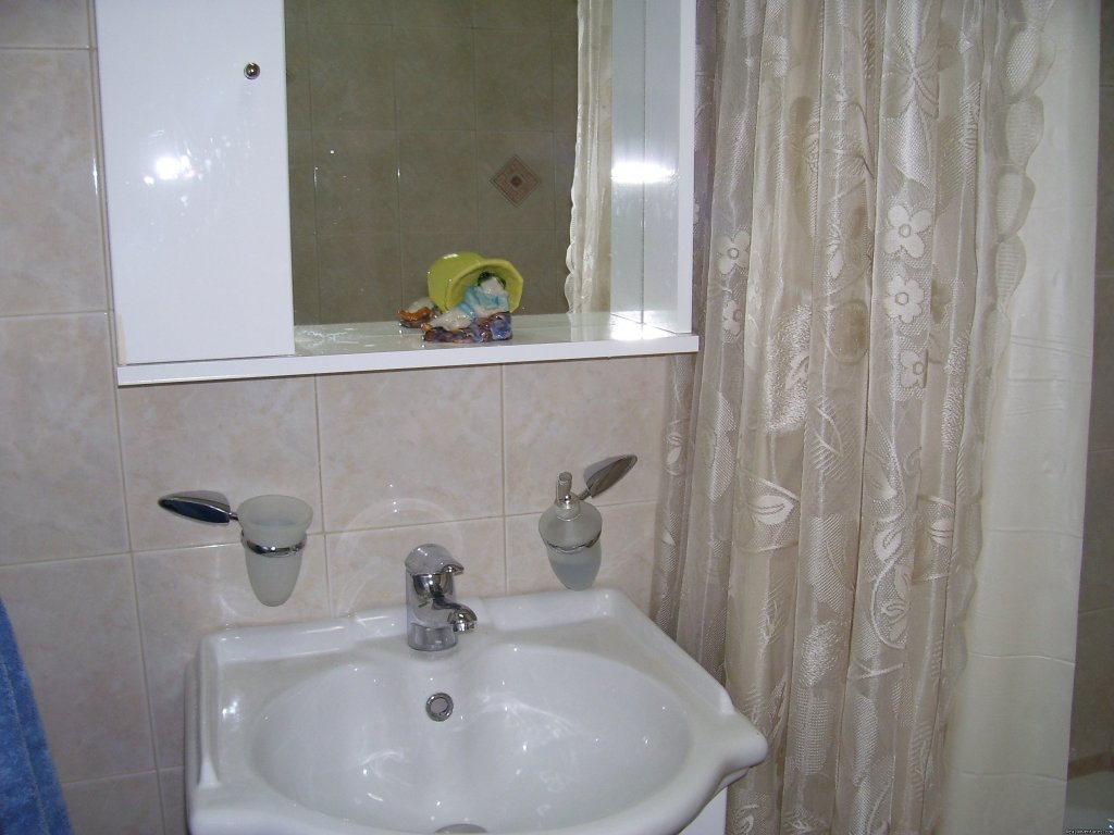 100_0205 | Rooms to rent in family house | Image #5/5 | 