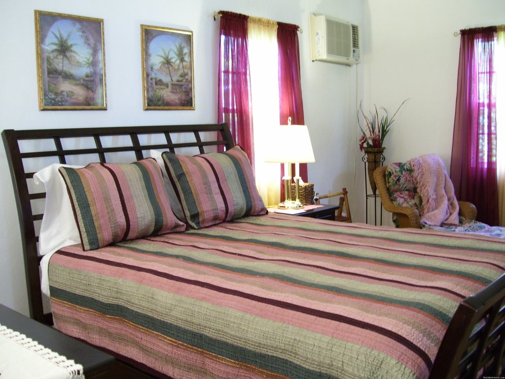 The Queen's Room | Affordable & Spacious Villa Sol 2 Blocks to Beach | Image #2/5 | 