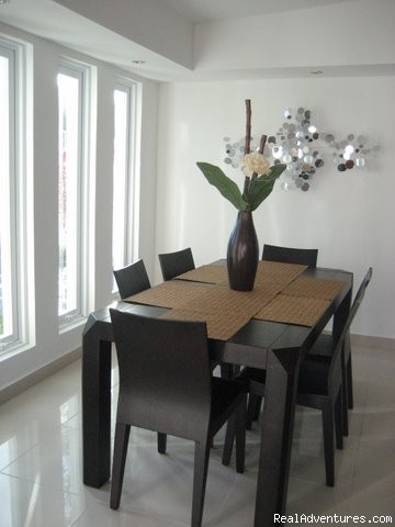 Ocean Villa 2 blocks from the beach in San Juan: Dining Area with 6 chairs