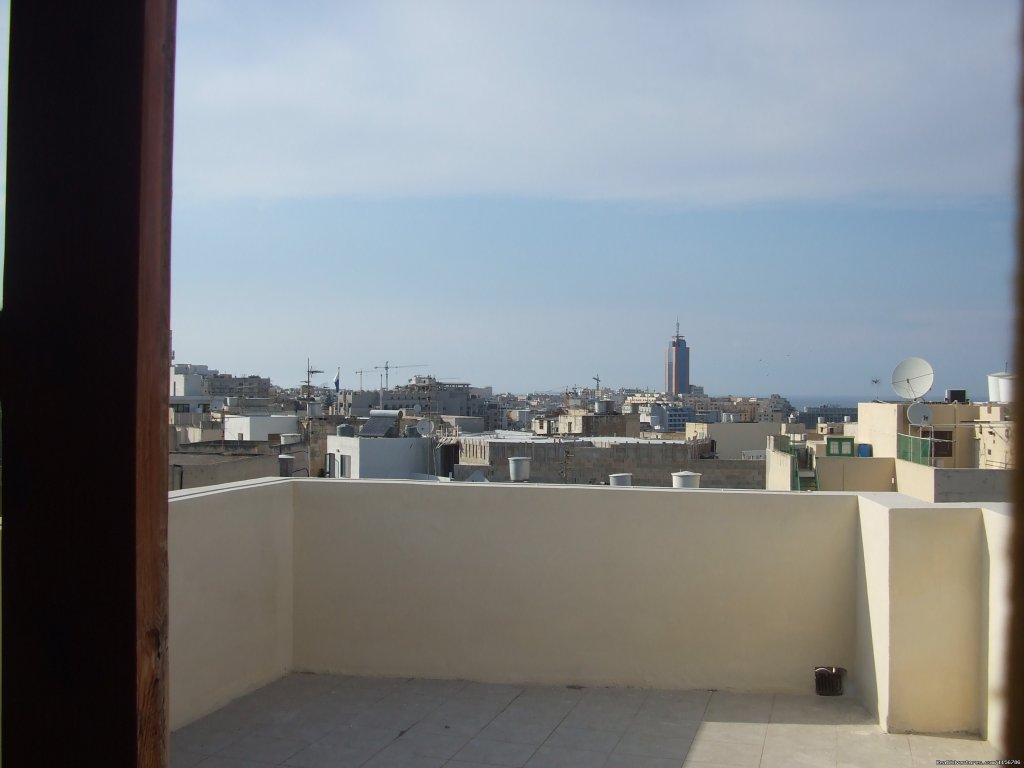 Single room en suite. | Budget Getaway  at Sliema Homestay Malta | Image #3/9 | 