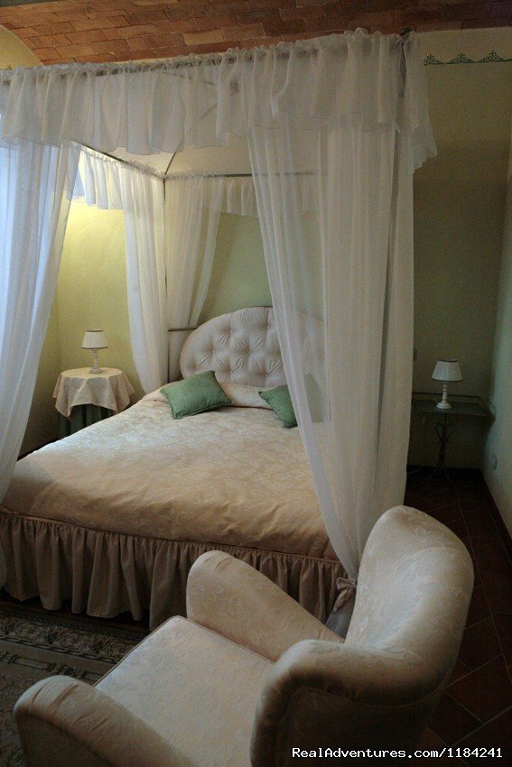 bedroom VECCHIA STALLA APARTMENT | Romantic weeks  in Agriturismo  Renaccino | Image #9/12 | 