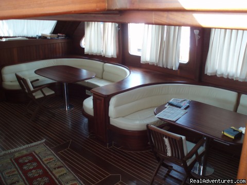 Sailing in Turkey with Dreamland Yachting: saloon