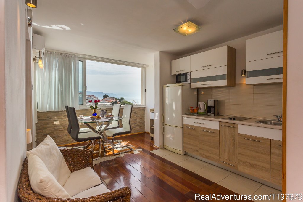 Kitchen and dinning area | Sunny apartment with sea views close to the sandy | Image #10/22 | 