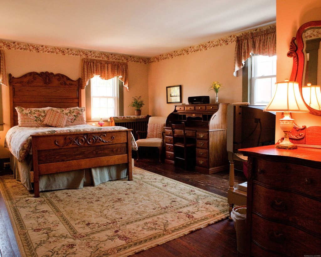 Holladay House B&B, Oak Room | Wine and History Escapes at a Virginia B & B | Image #5/6 | 