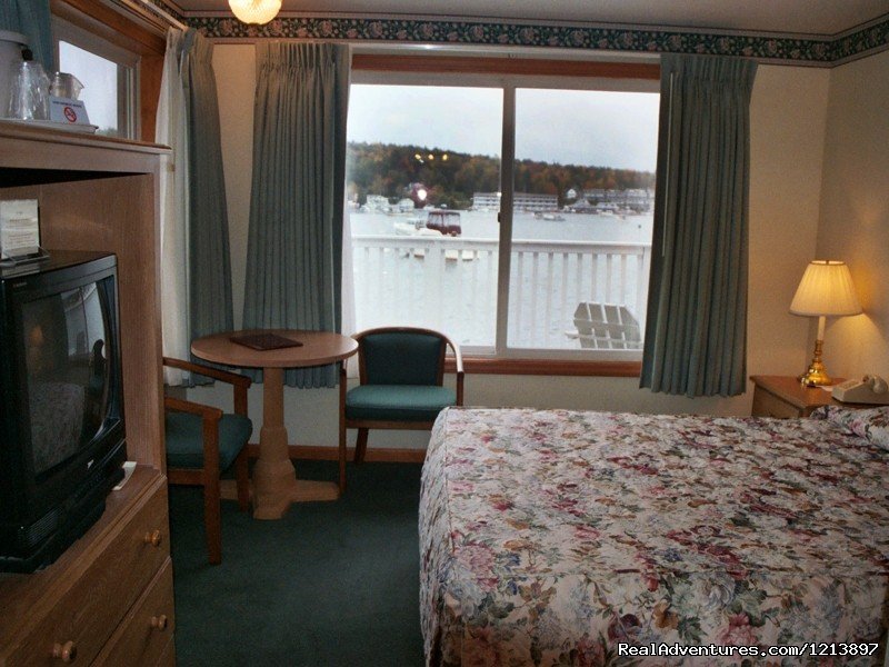 Tugboat Guestroom | Getaway to the Coast at the Tugboat Inn | Image #9/17 | 