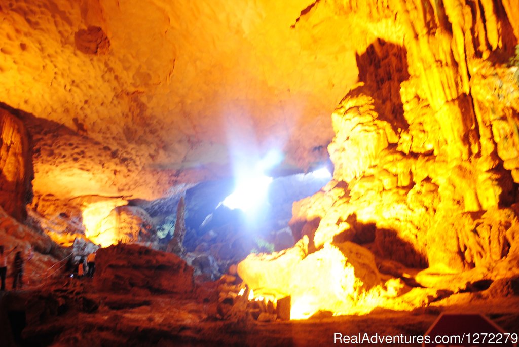Halong bay of Vietnam-Sung Sot Cave | Vietnam Timeless Charm 10 days | Image #11/23 | 
