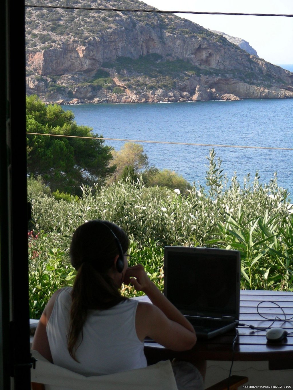 Cottage by the Sea, Working at the Front Yard | Cottage by the Sea, Near the Center of Athens | Image #8/11 | 