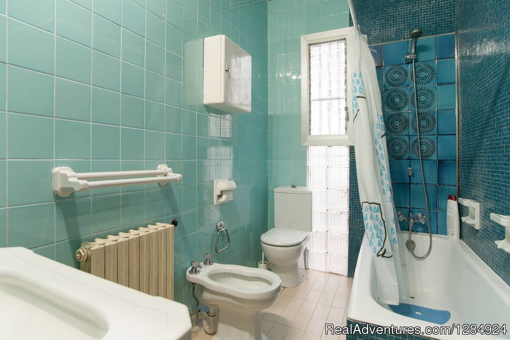 Bathroom | Vacations Rooms Getaways Lowcost Weekend Barcelona | Image #12/19 | 