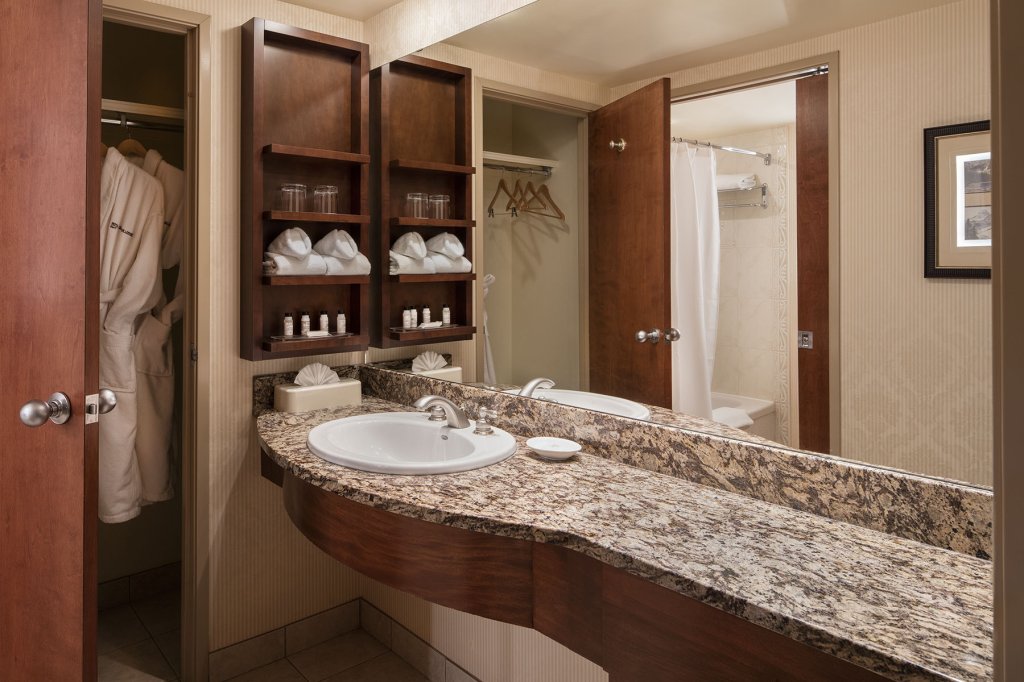 Bathroom | Royal Canadian Lodge | Image #4/7 | 