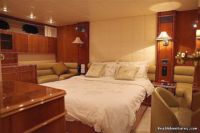 Master Cabin | Romantic Weekend Getaway aboard a Luxury Yacht | Image #7/8 | 